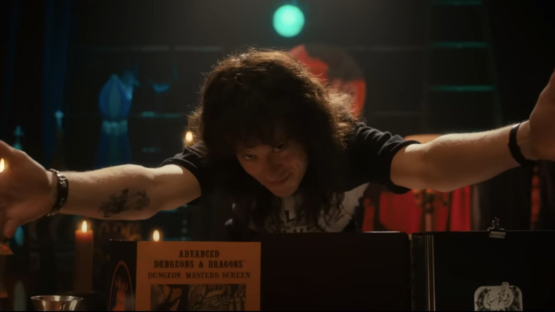 Quinn as Munson (Image via YouTube/Stranger Things)